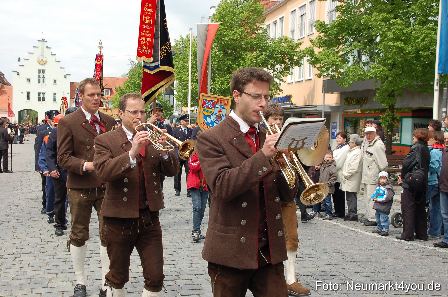 Festzug 150 Jahre Feuerwehr Neumarkt 160510 0057